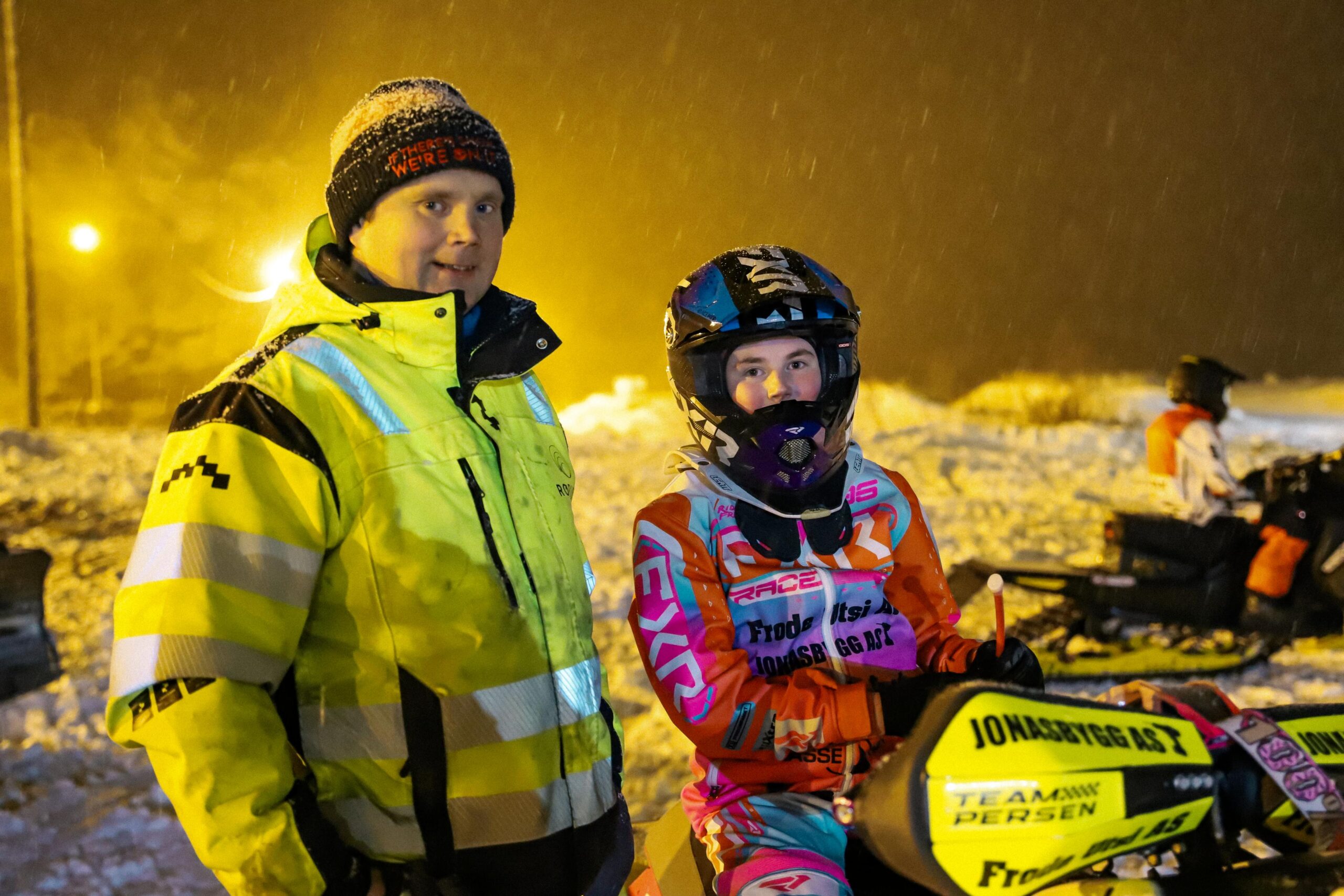 Mii deaivat Adine hárjehallamis crossašiljus olggobealde Leavnnja. Dáppe son hárjehallá disdagaid ja duorastagaid. Dá lea iežas áhčiin, Lásse Perseniin. Govven: Áslat Issát Eira