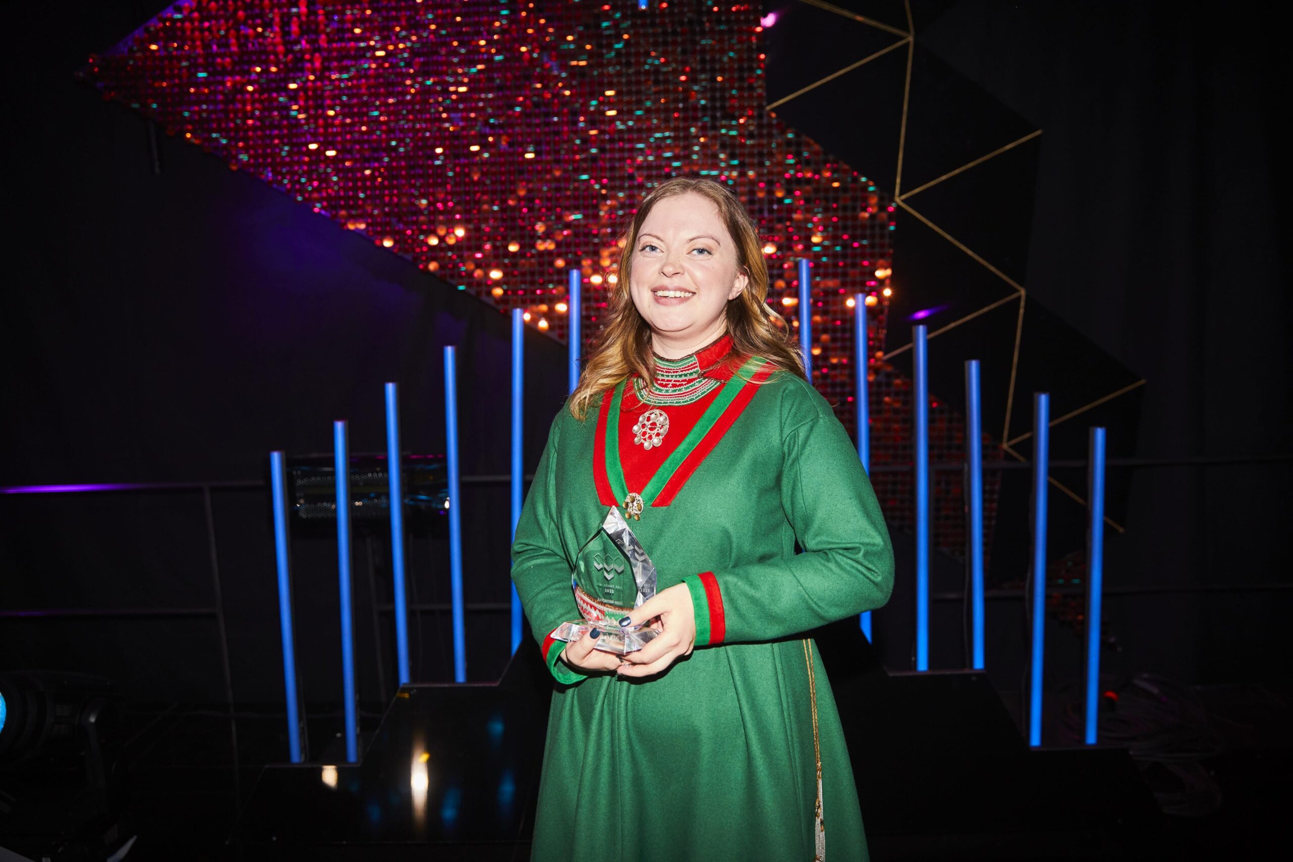 Saara Hermansson joejkemekategorijem vitni Sámi Grand Prixesne vueline Goeksege.