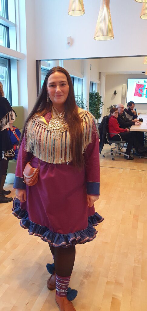 Mariell Haugli ávvuda Sámeálbmot beaivvi FeFo-visttis Leavnnjas. Govven: Kristine Sunde Fauske